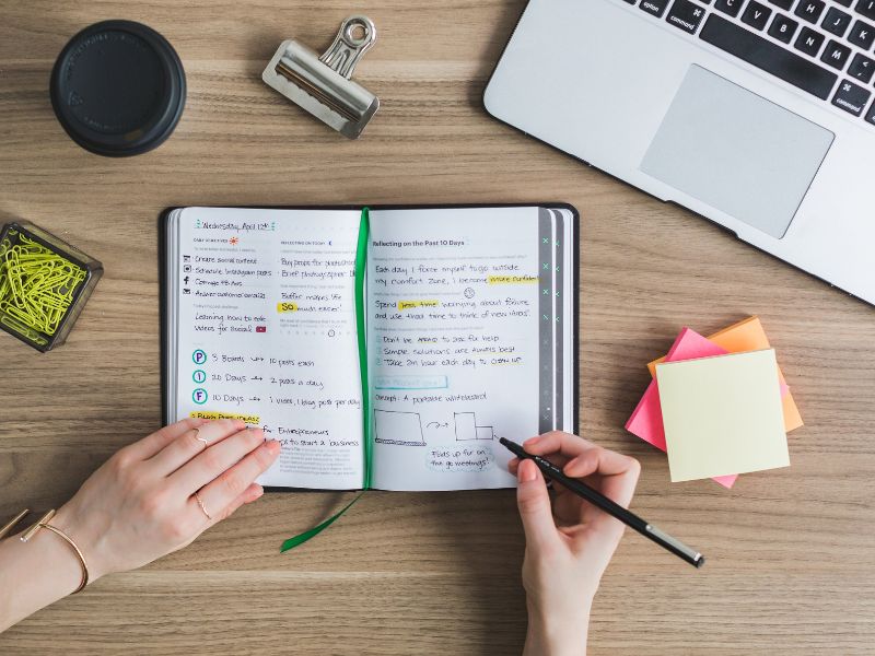 Cursos gratuitos para melhorar o Currículo