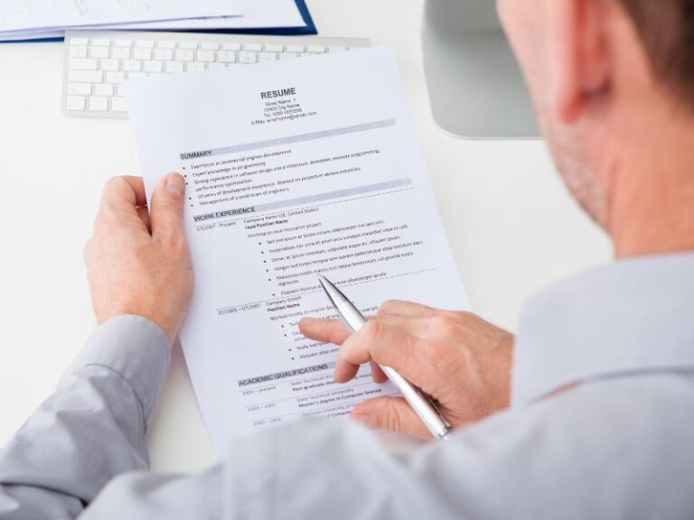 Leia mais sobre o artigo Como criar um currículo impressionante para aumentar as chances de conseguir um emprego