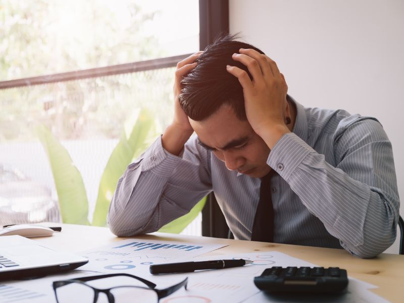 Como lidar com a pressão financeira durante uma mudança de carreira?