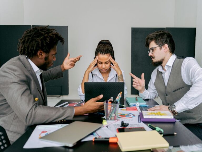 Leia mais sobre o artigo Como lidar com conflitos no ambiente de trabalho: Dicas para resolver conflitos de forma eficaz