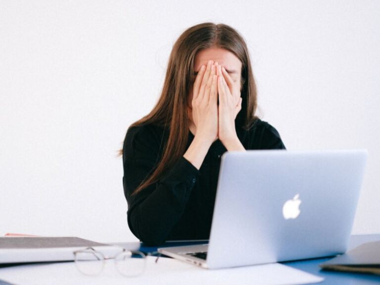 Leia mais sobre o artigo Home Office da demissão: Empresa pediu para 400 colaboradores fazerem home office em um dia específico e demitiu todos por chamada de vídeo