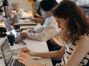Leia mais sobre o artigo Profissões que trabalham em escritório: Conheça as oportunidades