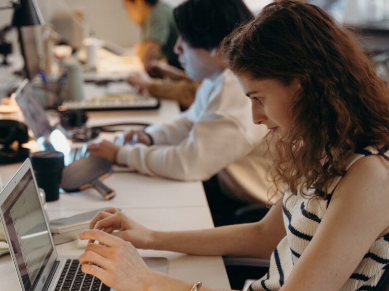 Leia mais sobre o artigo Profissões que trabalham em escritório: Conheça as oportunidades
