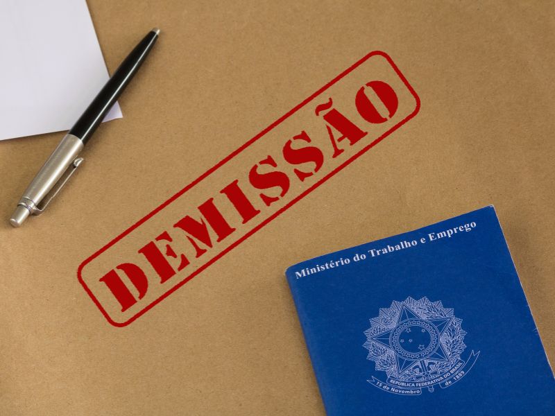 4 setores que mais demitiram recentemente e como se preparar na era da Inteligência Artificial