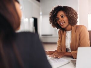 Leia mais sobre o artigo Como conduzir uma entrevista de emprego com eficiência