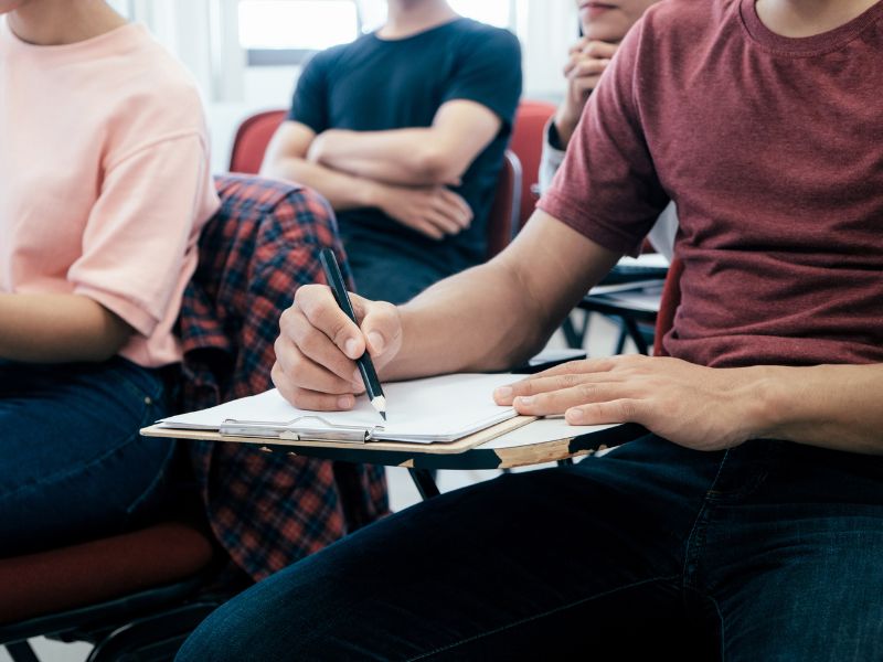 Cursos profissionalizantes, cursos técnicos ou faculdade: qual caminho faz mais sentido para cada fase da sua vida profissional?
